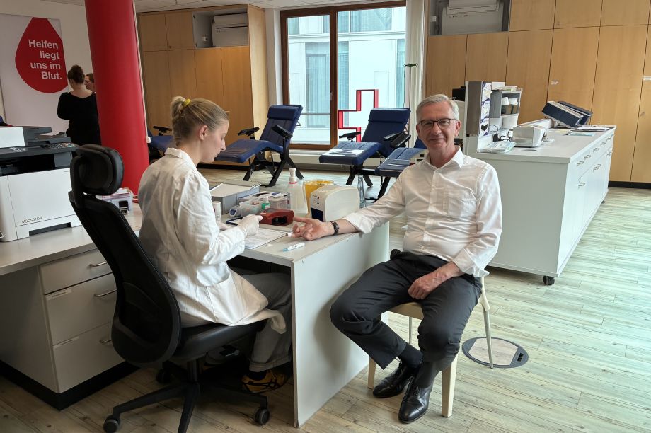 Dr. Hamers spendet Blut